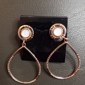 Elegant Gold and White Teardrop Clip-On Earrings